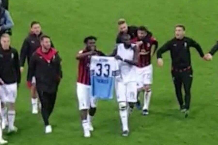 Milan, che caduta di stile! Kessié e Bakayoko mostrano la maglia di Acerbi  alla Curva. E arriva la replica del difensore - Foto - Lazio News 24
