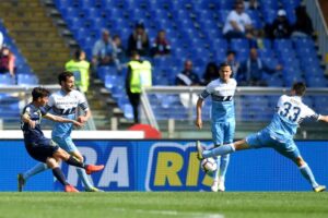 Lazio, Acerbi e Parolo mettono le maglie all’asta per beneficenza: come partecipare