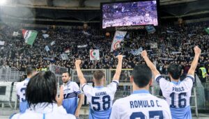 Lazio, è festa all’Olimpico! I giocatori sfilano con la Coppa Italia – FOTO & VIDEO