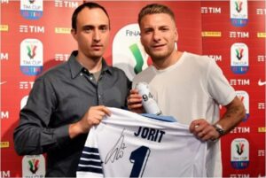 Lazio, Jorit Agoch a Formello: il writer ha incontrato Immobile – FOTO