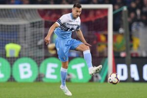 Lazio, bel gesto di Radu: colpisce una giornalista e le regala la maglia – FOTO