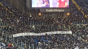 Lazio-Bologna, la Nord saluta De Rossi: «Irriducibile nemico sul campo!» – FOTO