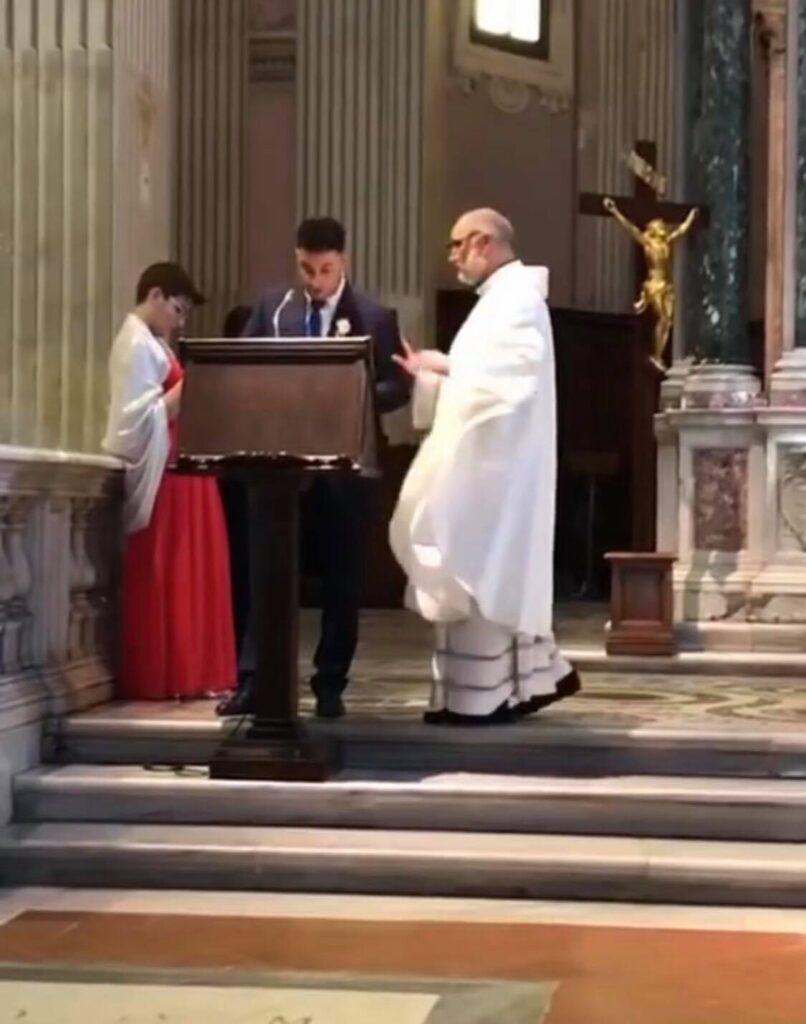 Roma, tifoso recita l'inno in chiesa: la reazione del sacerdote - Video 1 roma
