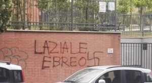 Roma, a Balduina nuove scritte antisemite: «Laziale ebreo!» – FOTO