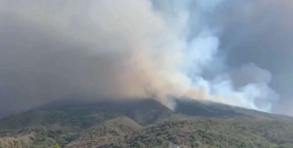 Stromboli, il vulcano erutta: paura tra i turisti - FOTO e VIDEO 1 Stromboli