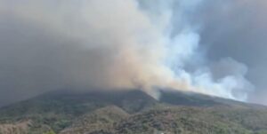 Stromboli, il vulcano erutta: paura tra i turisti – FOTO e VIDEO
