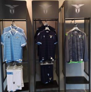 Lazio, svelate le nuove maglie: sono già in store – FOTO
