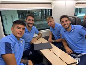 Lazio, la squadra è in viaggio direzione Bologna: tutti gli scatti