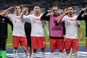 Esultanza Turchia, la UEFA apre un’indagine. Mancini: «Questo non è sport…»