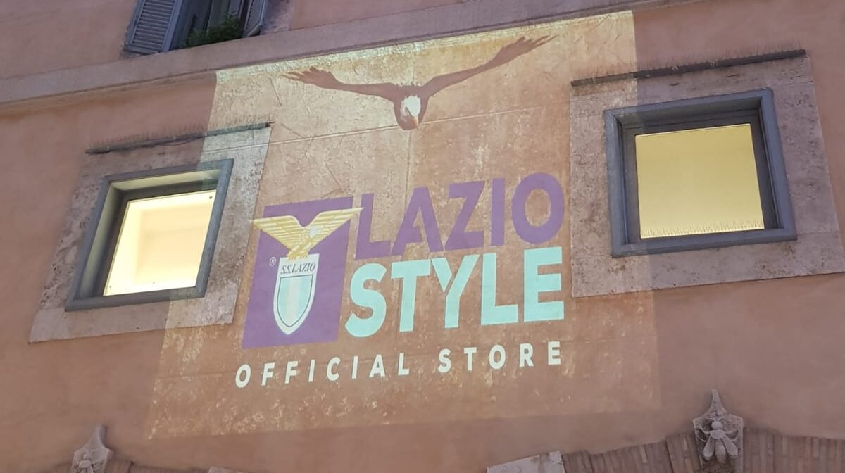 Lazio Store Ostia, paura nella notte: bomba carta davanti alla saracinesca, indagini aperte 21 lazio store e1777728952139