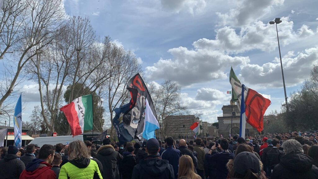 Ultras Lazio, è cominciato il corteo a Ponte Milvio FOTO&VIDEO 1 WhatsApp Image 2020 02 29 at 13.27.41