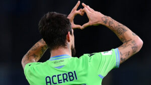 Compleanno Acerbi, la Lazio celebra il difensore – VIDEO