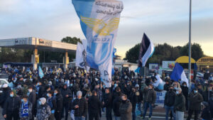 Formello, i tifosi caricano la squadra prima della partenza per Milano FOTO
