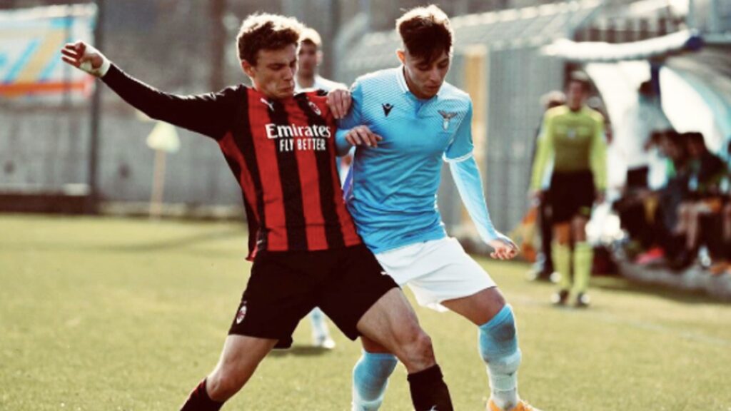 Lazio Primavera, dopo la vittoria l'abbraccio della madre di Guerini alla squadra 1 Daniel Guerini