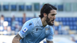 Luis Alberto, caviglia fasciata per lui: la figlia ci disegna lo stemma della Lazio – FOTO