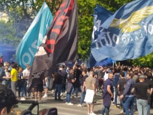 Tifosi a Ponte Milvio, scontri tra gli ultras e la polizia: un arresto