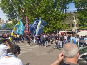 Roma Lazio, la carica dei tifosi biancocelesti prima del derby FOTO & VIDEO