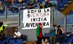 Striscione ironico in Turchia Italia: «Dopo la sVentura inizia l’avventura»