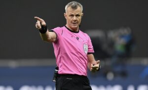 Arbitri Uefa, ecco le divise per la nuova stagione – VIDEO