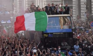 L’Italia sul tetto d’Europa: gli Azzurri sfilano in pullman VIDEO