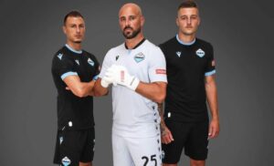 Lazio, ecco il kit third: giocatori in posa sui social – FOTO