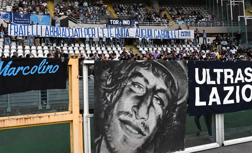 Giorgio Sandri a Formello in ricordo di Gabriele: il post del club - FOTO 1 Striscione tifosi Lazio Gabriele Sandri