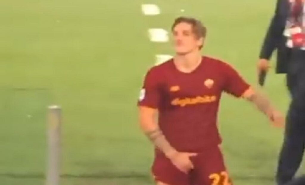 Zaniolo, gestaccio osceno nel post derby ai tifosi della Lazio VIDEO 1 WhatsApp Image 2021 09 26 at 22.17.42 1