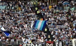 Sarri, è già amore con i tifosi: l’omaggio della società VIDEO