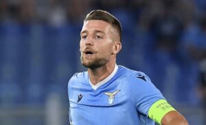 Mihajlovic, il figlio Dusan riceve in dono la maglia di Milinkovic – FOTO