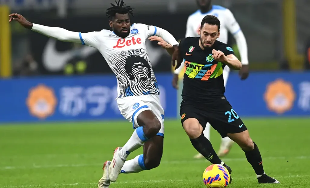 Napoli, Anguissa: «Obbligato a fermarmi qualche settimana» FOTO 1 Anguissa Calhanoglu Inter Napoli
