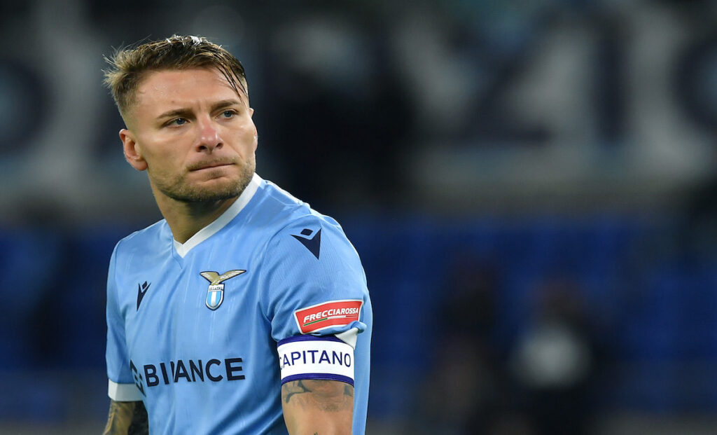 Immobile ricorda Wilson: «Ha fatto la storia della Lazio, felice di omaggiarlo con la fascia» 1 Immobile AS1 5777