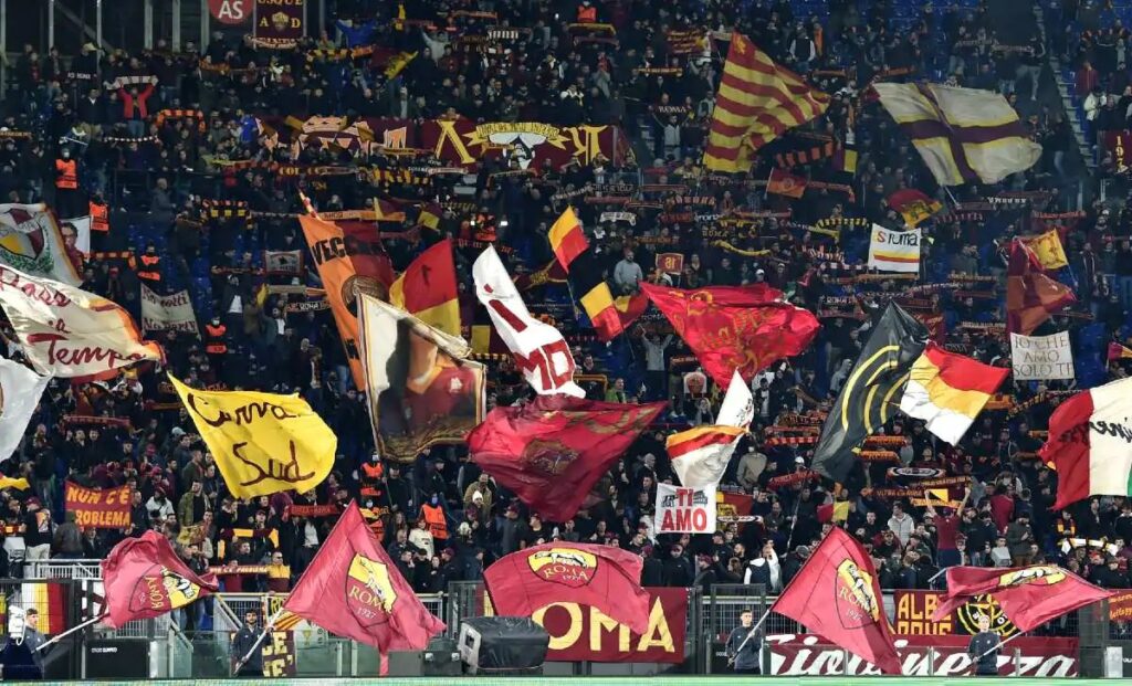 Roma Spezia, paura in Curva Sud: malore per un giovane tifoso 1 Curva Sud