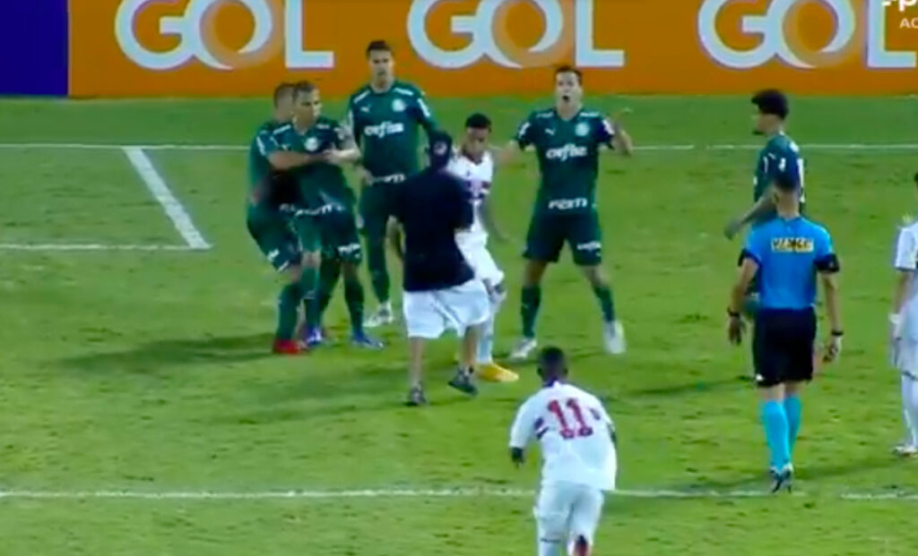 Follia in Brasile invasione di campo con coltelli in San Paolo Palmeiras – VIDEO 1 Brasile