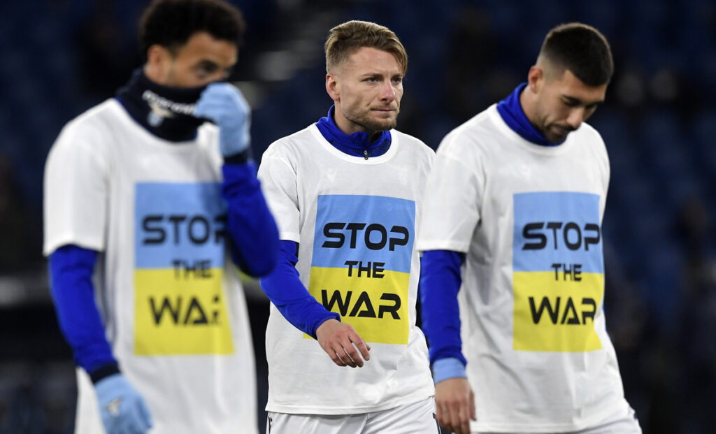 Lazio Napoli, biancocelesti nel riscaldamento con la maglia: «Stop the war» 1 Guerra Lazio Russia Ucraina