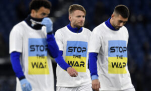 Lazio Napoli, biancocelesti nel riscaldamento con la maglia: «Stop the war»