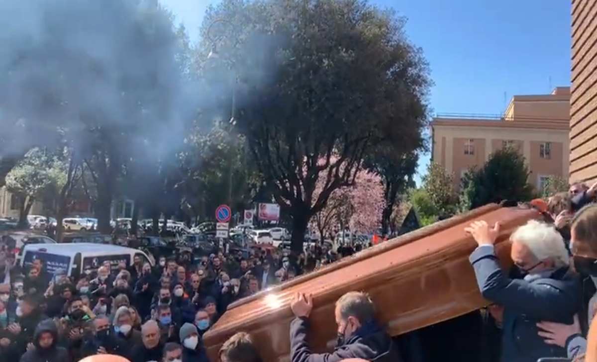 Funerali Pino Wilson, commozione e applausi tra la folla: l'omaggio degli Ultras 21 Funerali Pino Wilson