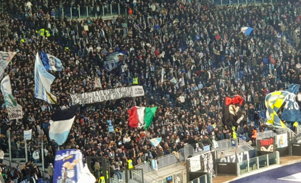 Lazio, così il settore ospiti ha accolto la squadra al Castellani. E Fabiani… 1 Striscione Curva Nord Pino Wilson