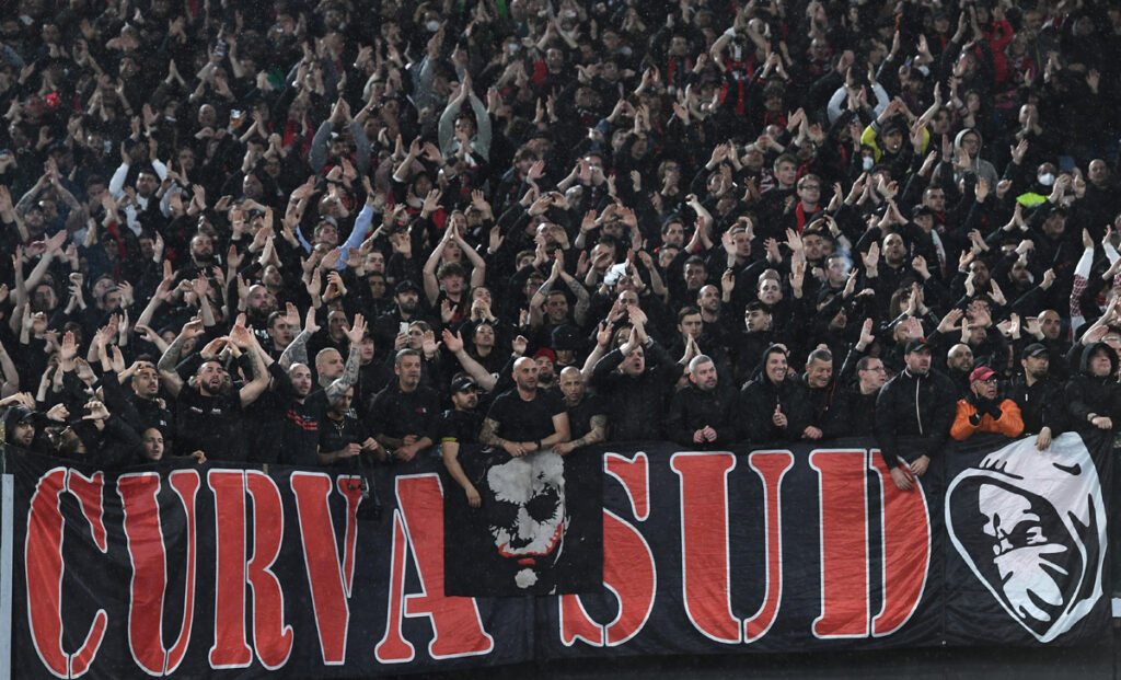 Milan Lazio, la Curva Sud incendia il match e si scaglia contro Cardinale al momento del loro ingresso allo stadio 1 Tifosi Milan