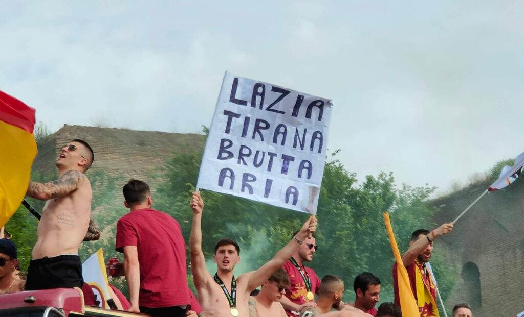 Kumbulla ironizza sul pullman scoperto: «Lazio, Tira'na brutta aria» 1 Kumbulla