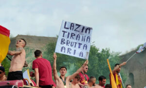 Kumbulla ironizza sul pullman scoperto: «Lazio, Tira’na brutta aria»