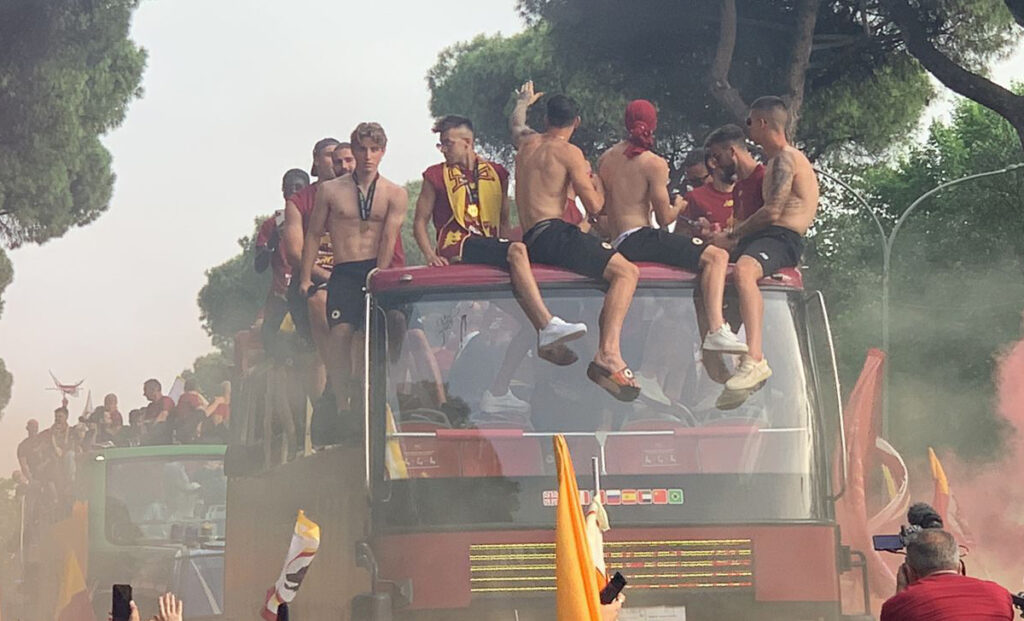 Inno della Roma in una scuola elementare: è polemica 1 Pullman Roma Zaniolo