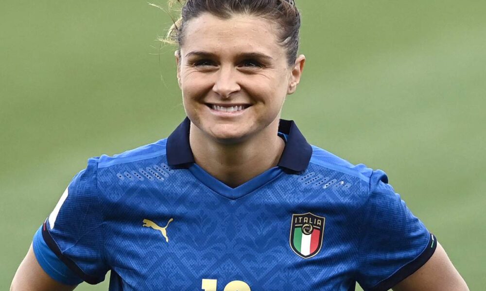 Le Azzurre spiazzano: Girelli porta l’Italia in semifinale, 28 anni dopo l’oblio maschile
