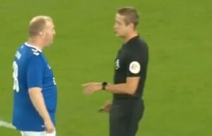 Everton Dinamo Kiev, un tifoso entra e batte il rigore: il motivo