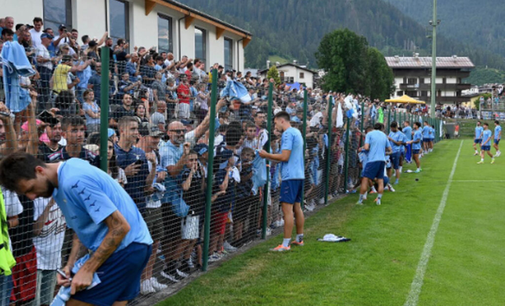 La Lazio e l'abbraccio con i tifosi: il post social del club - FOTO 1 Lazio 1