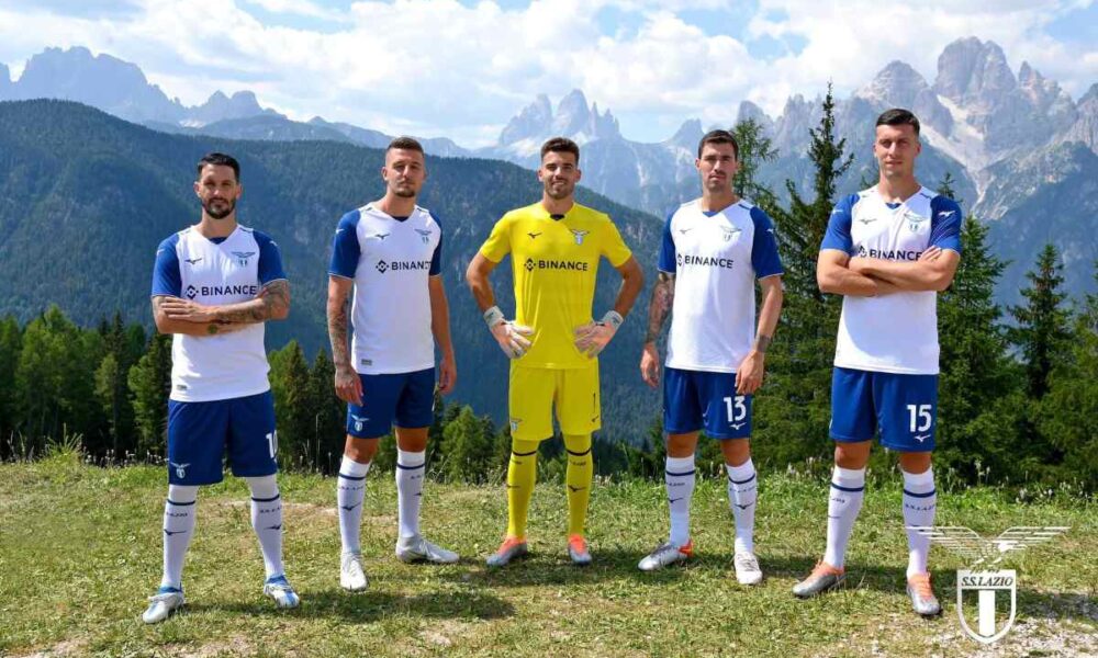Terza maglia Lazio 2022 2023 Mizuno presenta il nuovo kit FOTO