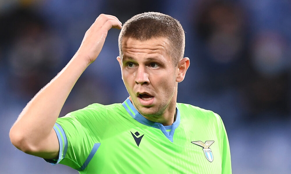 Wolfsburg fa il colpo: Lazio cede Vavro, i tedeschi riscattano l’ex flop romano