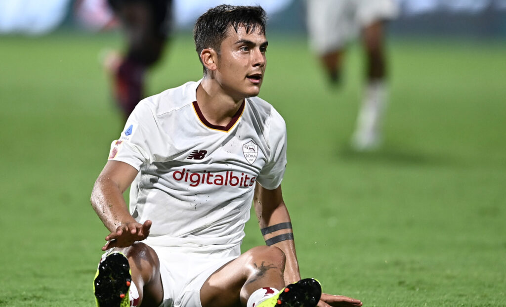 Dybala Roma, scoppia il CAOS in casa giallorossa: la CONTESTAZIONE verso la società con QUELLA scritta - FOTO 1 Dybala
