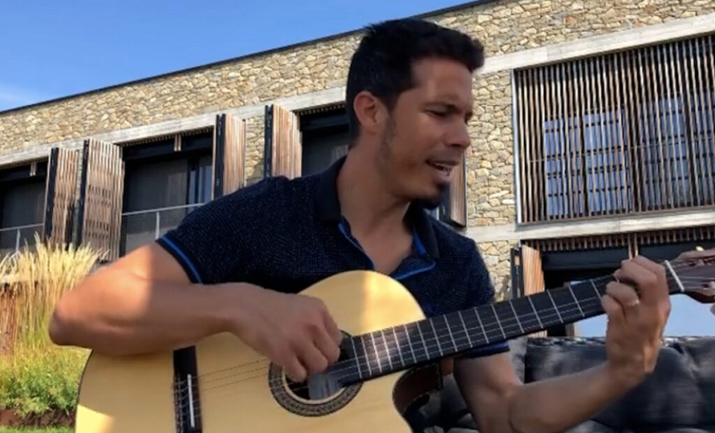 Hernanes, da calciatore a...cantante! Il video mentre suona "La mia storia tra le dita" 1 Hernanes