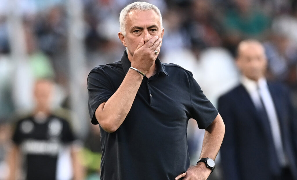 Mourinho, accoglienza da star per il tecnico in Turchia durante la presentazione con il Fenerbahce: i dettagli 1 Mourinho
