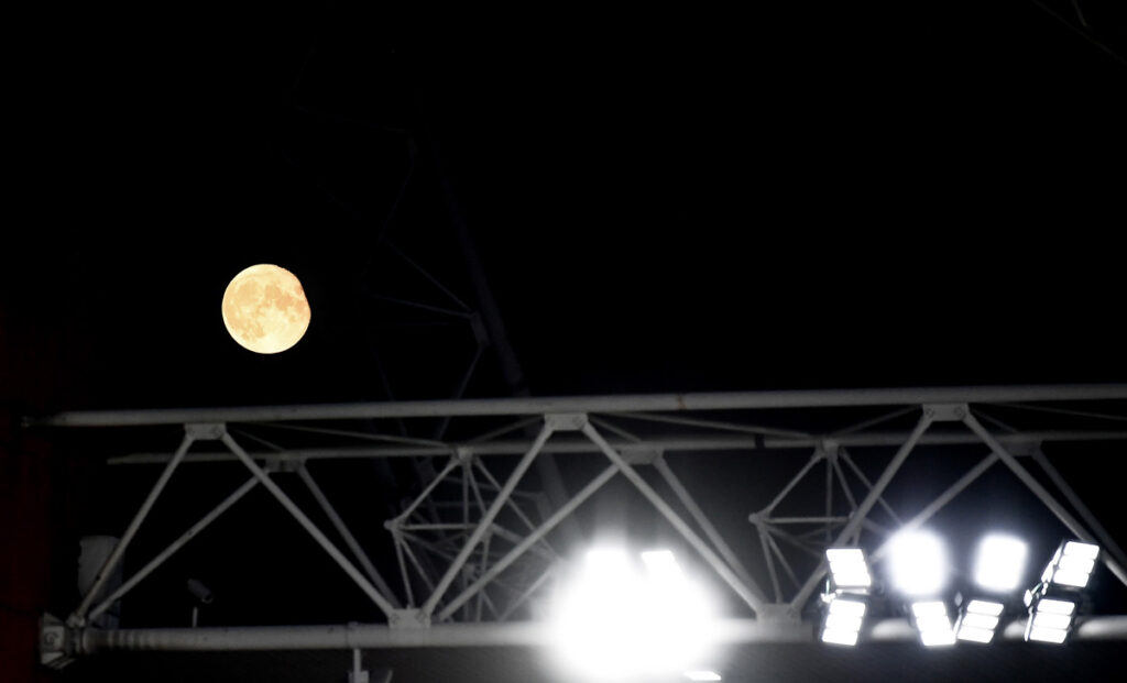Serie A, la bizzarra richiesta del Codacons: «Basta match serali!» 1 Riflettori Luna